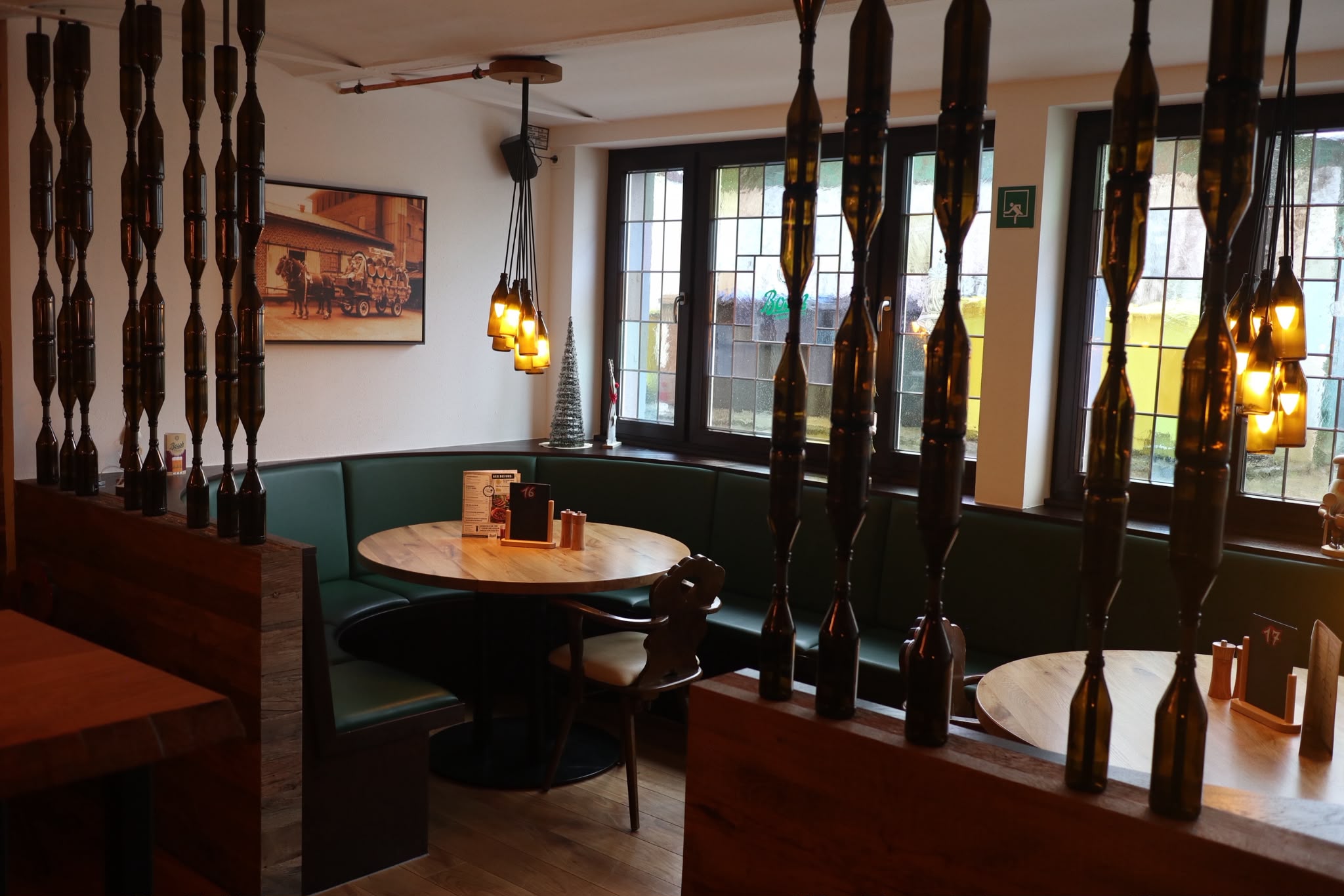 Brauhaus zur Sonne Eckplatz mit Flaschenleuchten