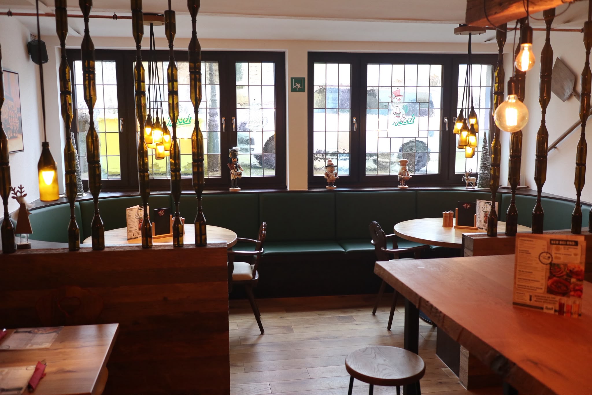 Brauhaus zur Sonne Fensterbereich mit Flaschenleuchten