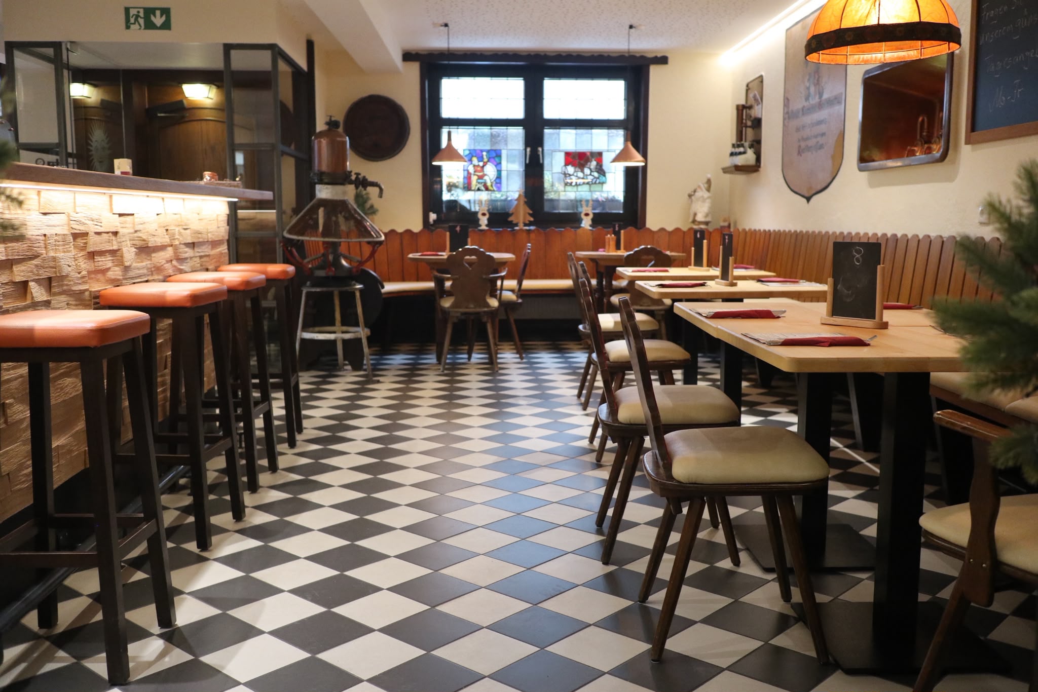 Brauhaus zur Sonne Schankraum mit Kachelboden